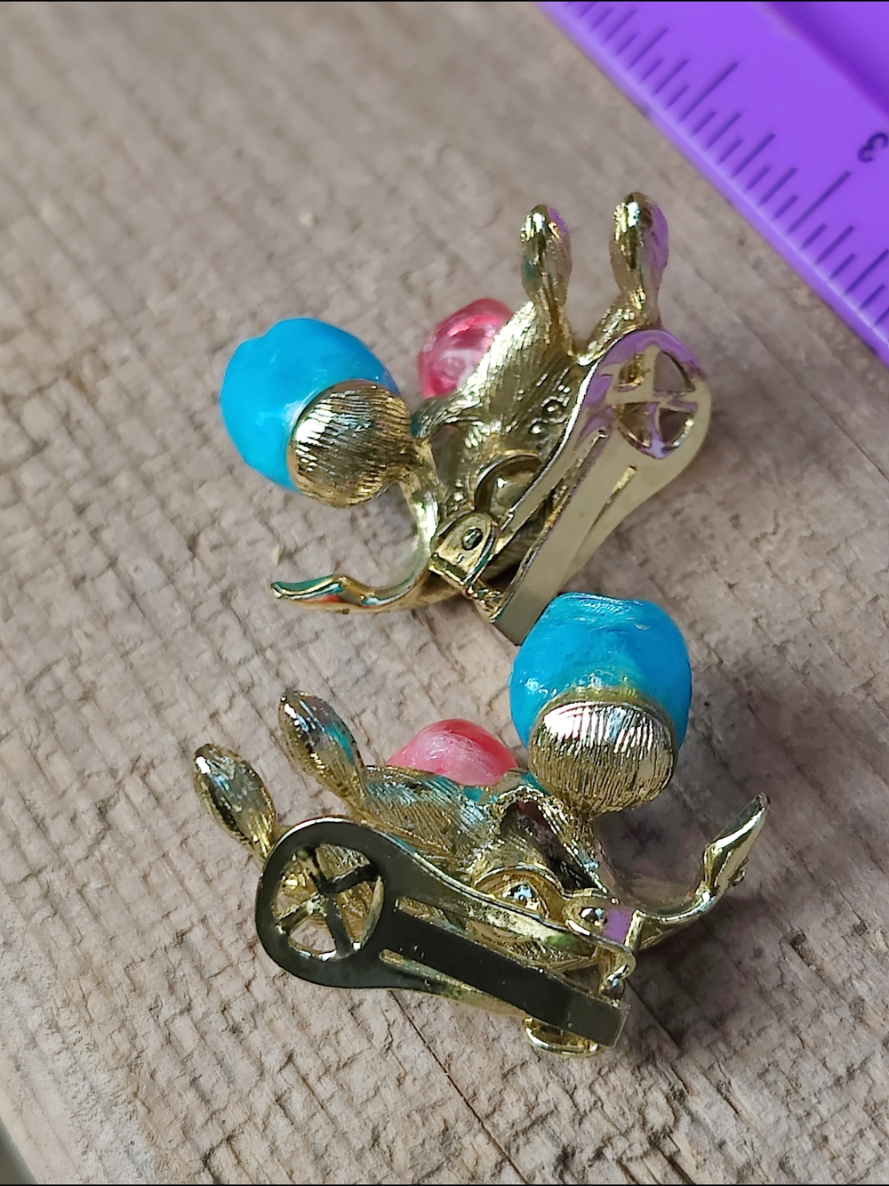 Vintage Funky Gold-Tone Leaf Clip-On Earrings with Turquoise Blue and Pink Beads - Picture 3 of 3